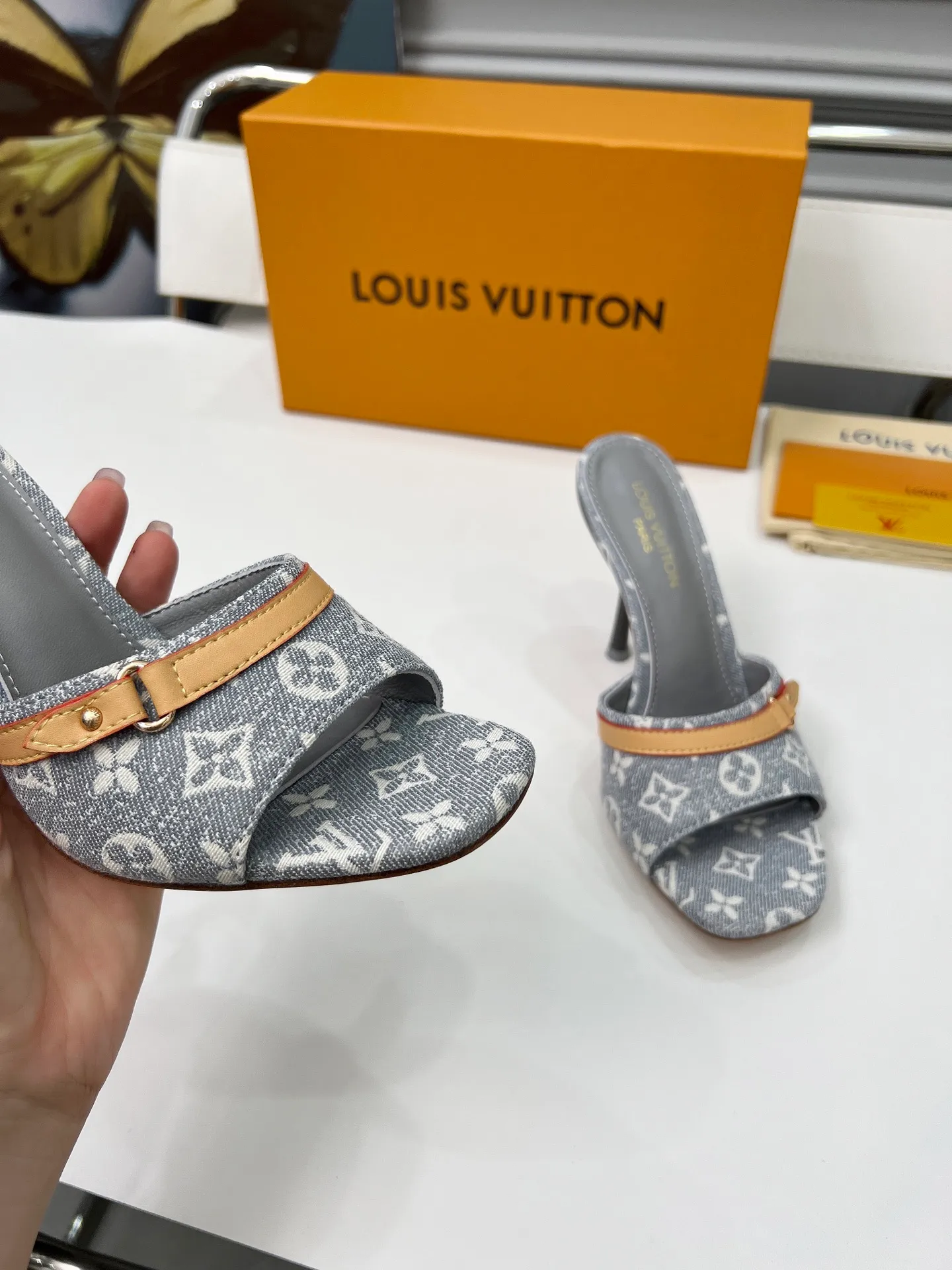 👟👟Ex-factory price 440👟👟 LV new denim kitten heel slippers 2025 summer must-have for goddesses, original replica, super comfortable on the feet. Show off the queen's temperament, the heel height is 9.5CM, which shows your temperament without being tiring. Leather outsole. Standard code: 35-42 (41 and 42 codes are customized, non-returnable and non-exchangeable)